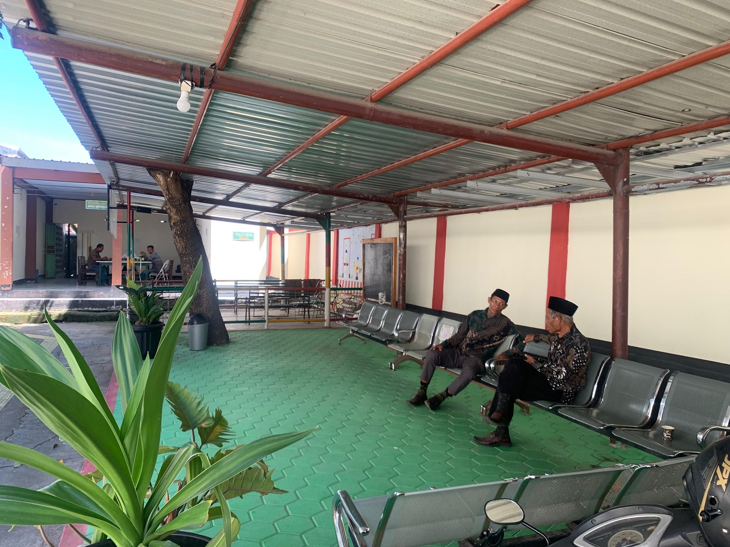 RUANG TUNGGU BELAKANG TAMU